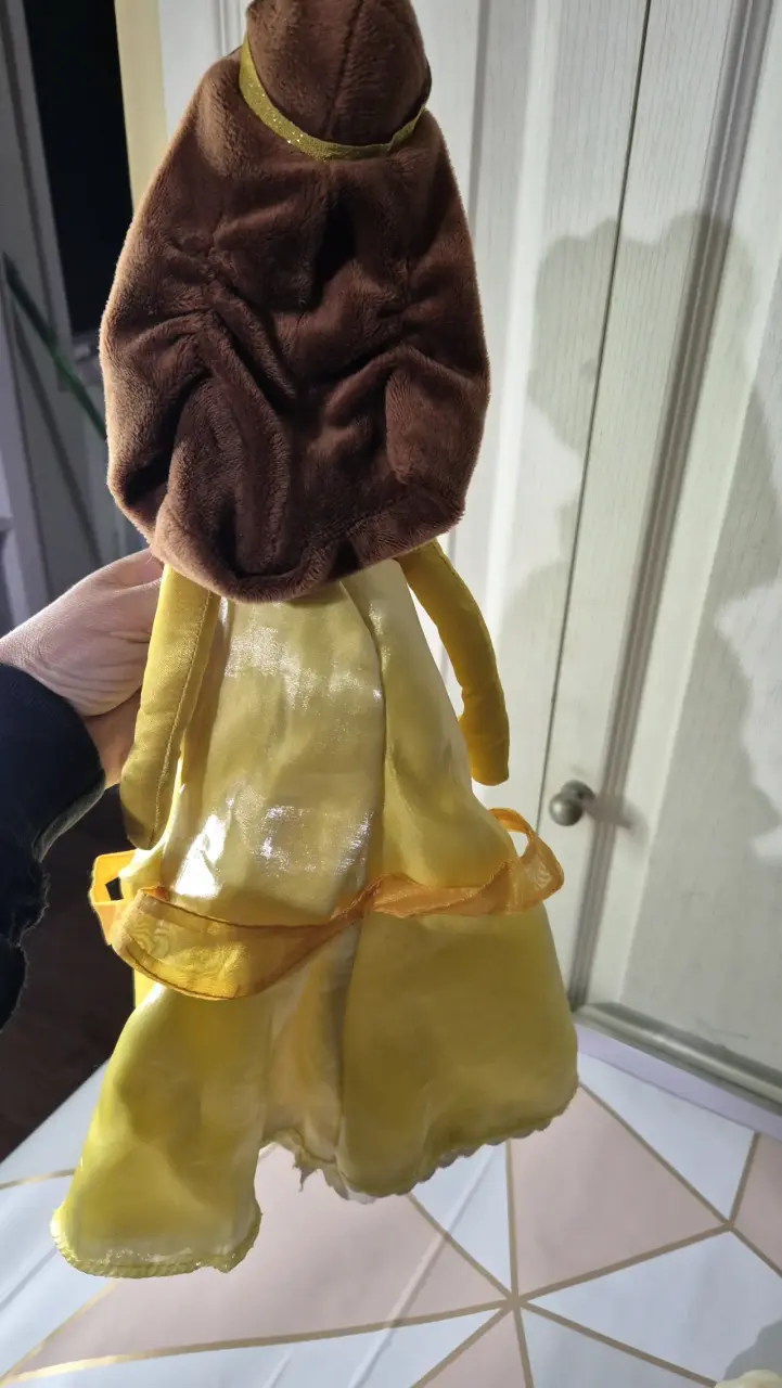 Muñeca de felpa con vestido amarillo - 3