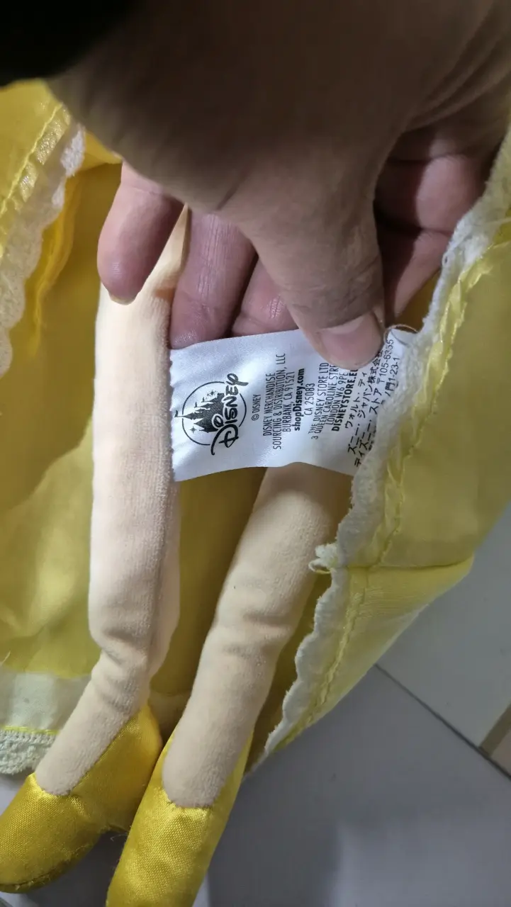 Muñeca de felpa con vestido amarillo - 4