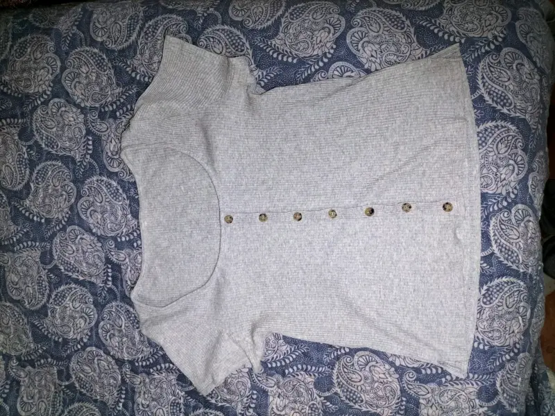 Polera gris con botones - 1