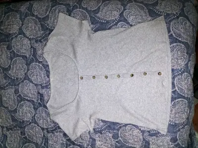 Polera gris con botones - miniatura 1