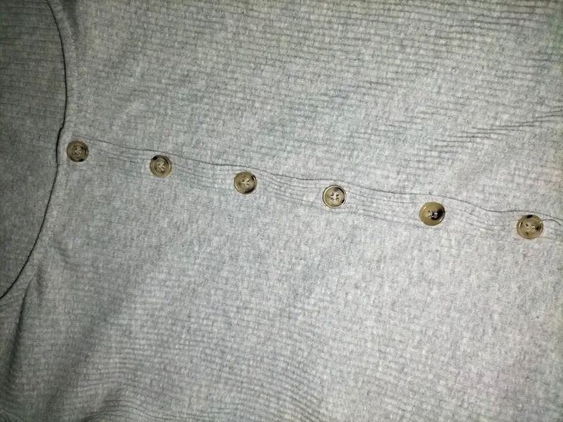 Polera gris con botones - 2