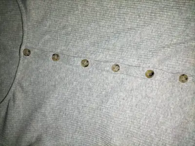 Polera gris con botones - miniatura 2