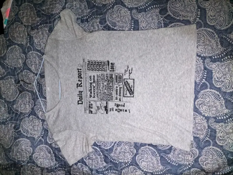 Polera gris con estampado diario