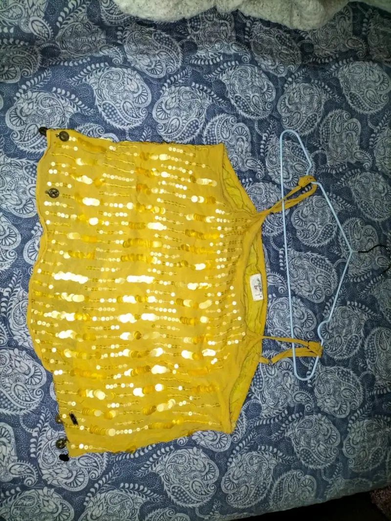 Top amarillo con lentejuelas - 1