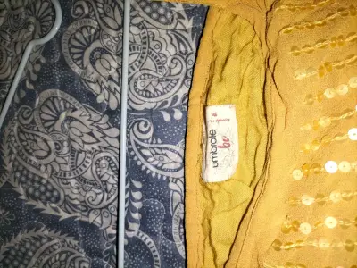 Top amarillo con lentejuelas - miniatura 2