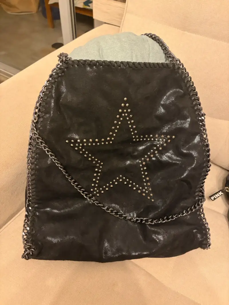 Bolso negro con estrella metálica