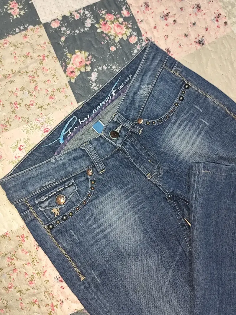 Jeans azul con detalles brillantes - 1