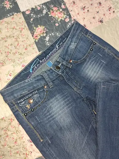 Jeans azul con detalles brillantes - miniatura 1