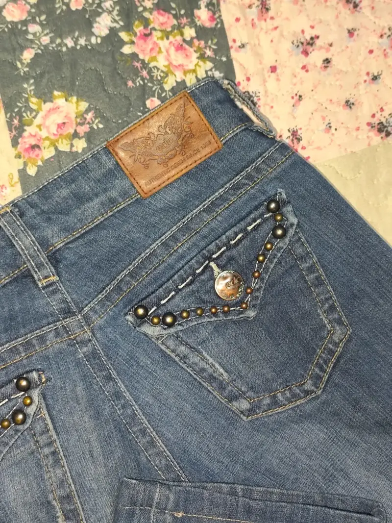Jeans azul con detalles brillantes - 2