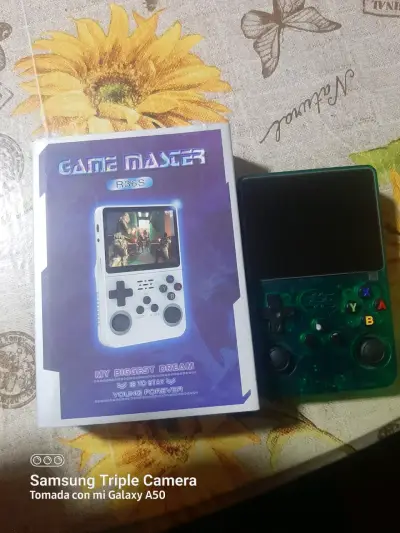 Consola portátil Game Master R36S - miniatura 1