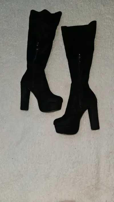 Botas negras de taco alto - miniatura 1