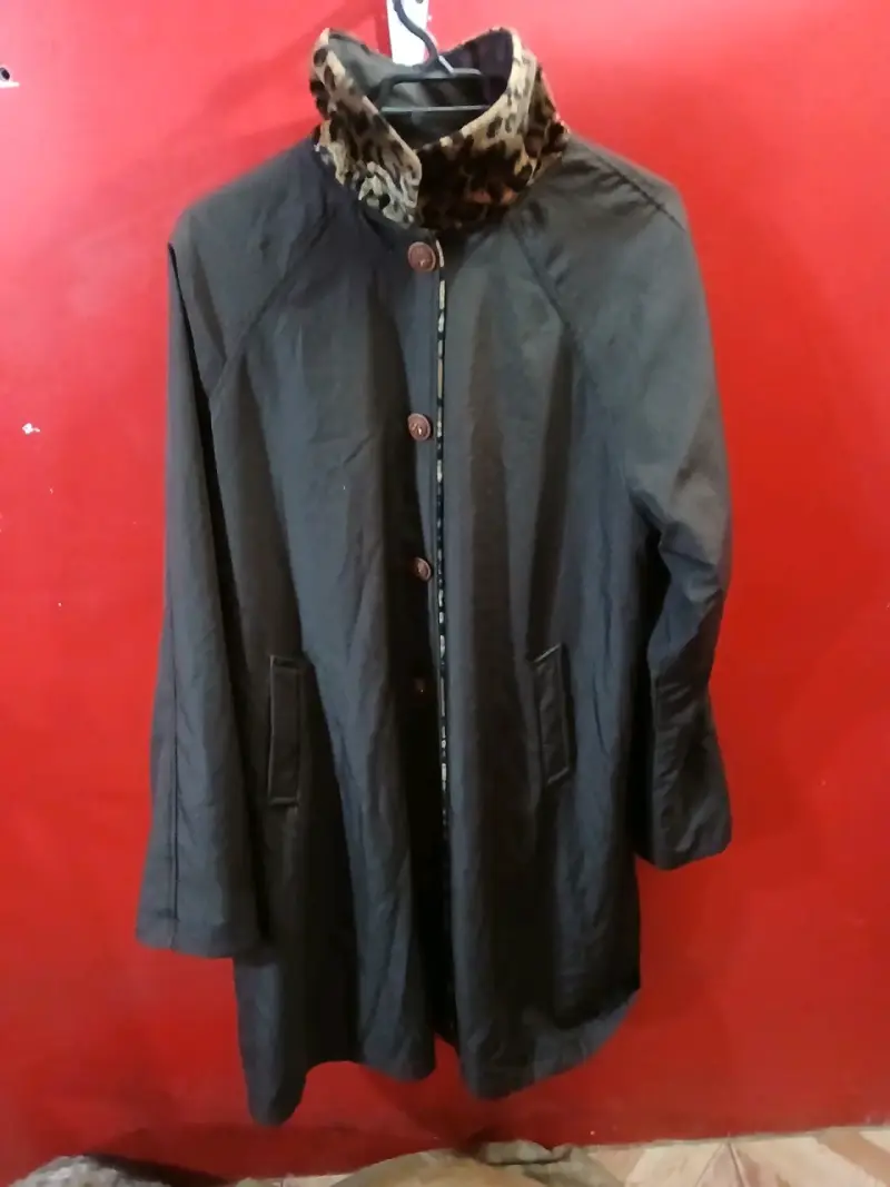 Chaqueta negra con cuello animal print - 1