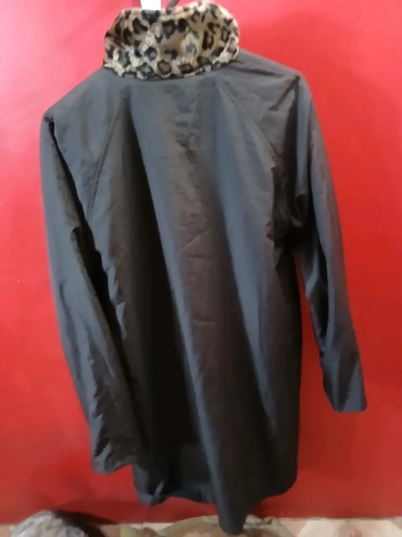 Chaqueta negra con cuello animal print - 2