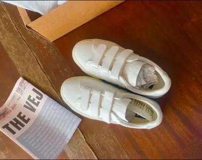 Zapatillas VEJA  blancas con velcro - miniatura 1