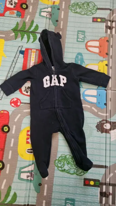 Enterito bebé GAP azul con gorro 3 a 6 meses - miniatura 1
