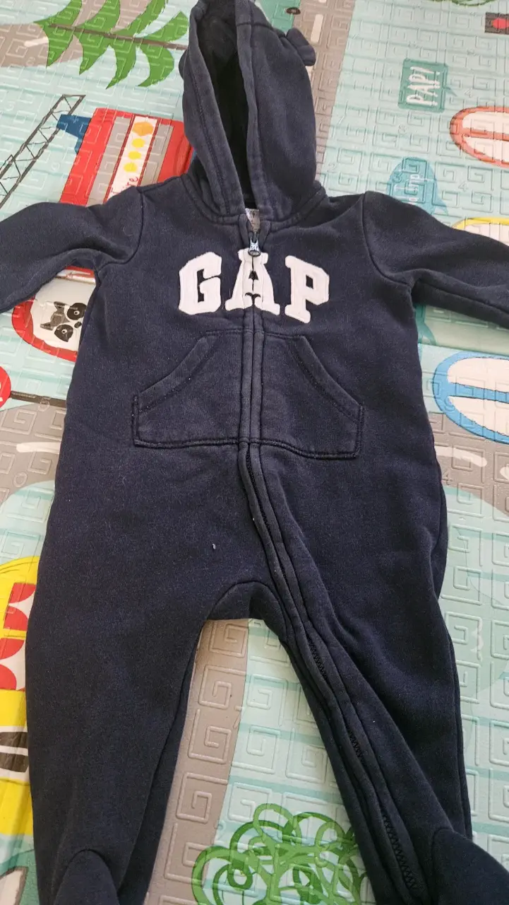 Enterito bebé GAP azul con gorro 3 a 6 meses - 2