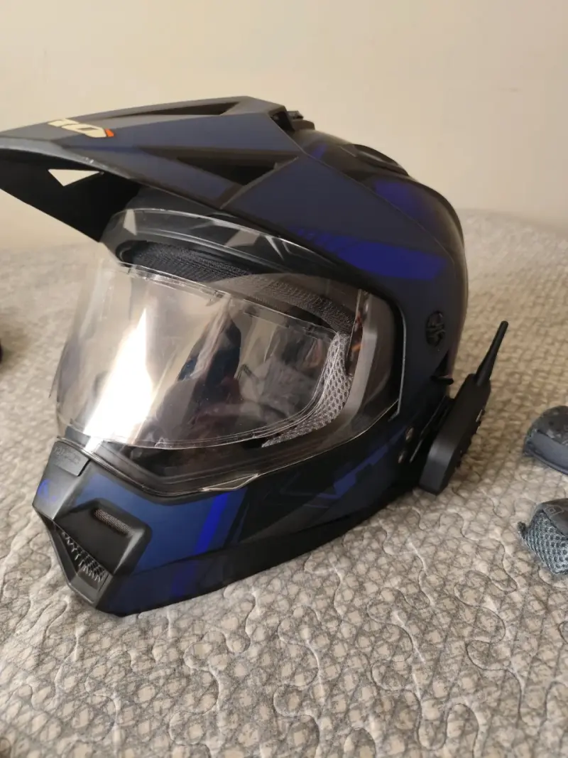 Casco de motocicleta azul con visor - 1
