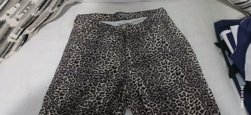 Pantalones acampanados animal print - 3