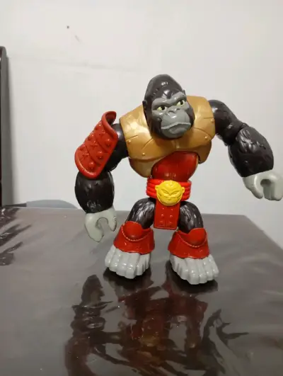 Figura de acción gorila armadura roja - miniatura 1