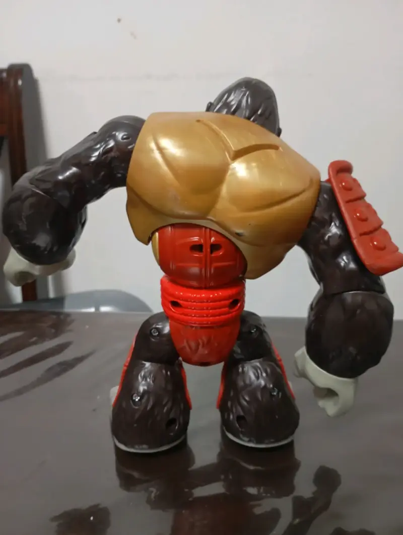 Figura de acción gorila armadura roja - 3
