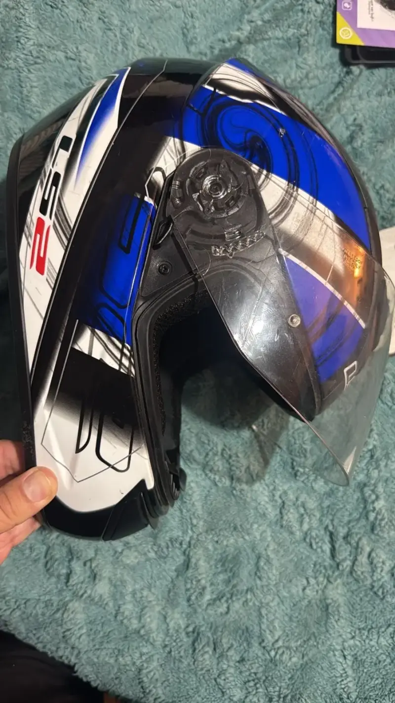 Casco moto azul con visor - 1