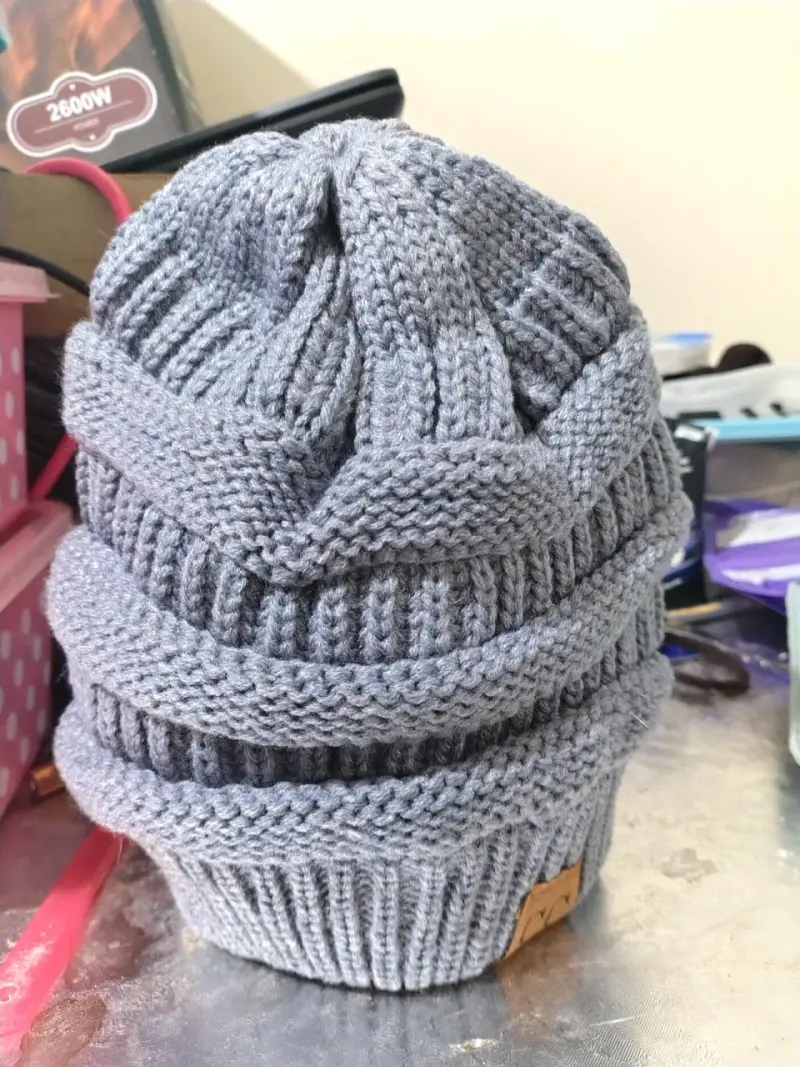 Gorro de lana gris