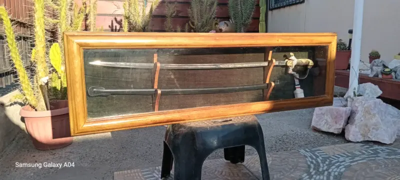 Espada decorativa en vitrina de madera - 3