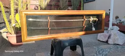 Espada decorativa en vitrina de madera - miniatura 3