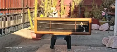 Espada decorativa en vitrina de madera - miniatura 4