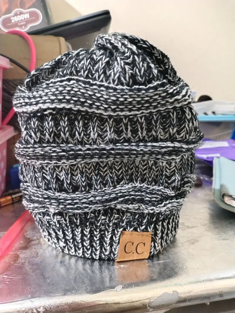 Gorro tejido blanco y negro