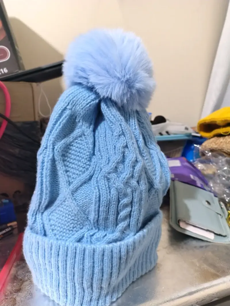 Gorro tejido azul con pompón