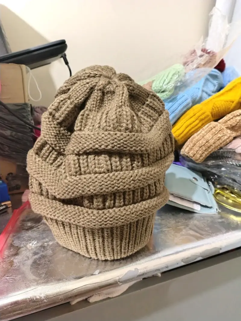 Gorro de lana beige tejido