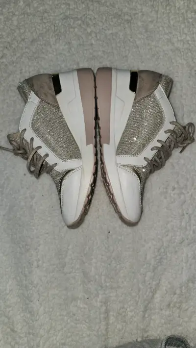 Zapatillas blancas con brillo - miniatura 2