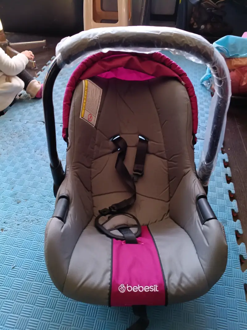 Silla de auto Bebesit gris y rosada - 1