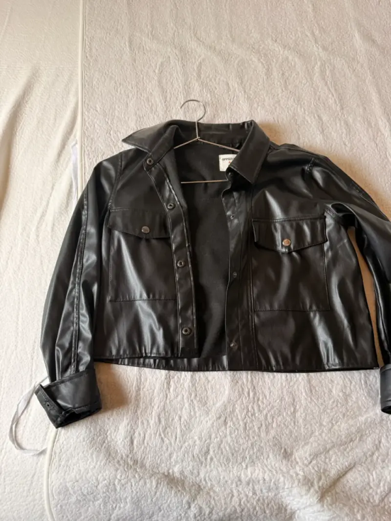 Chaqueta negra de cuero sintético