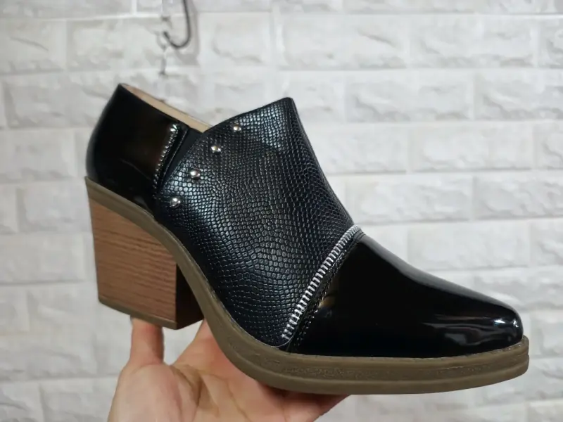Zapato de tacón negro texturizado