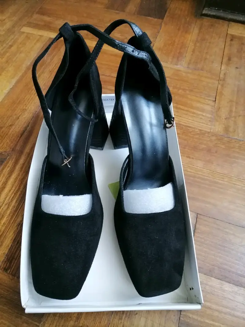 Zapatos Negros de Tacón Alto - 1