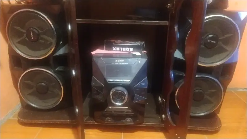 Sistema de sonido Sony con parlantes - 1