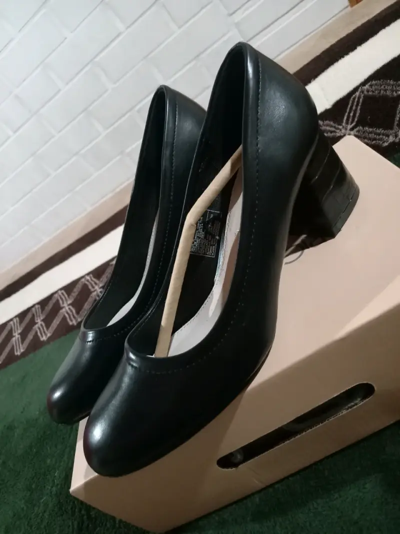 Zapatos negros de tacón medio - 1