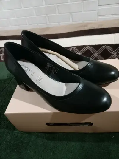 Zapatos negros de tacón medio - miniatura 3