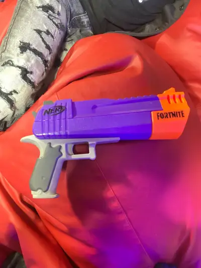 Pistola Nerf Fortnite morada - miniatura 1