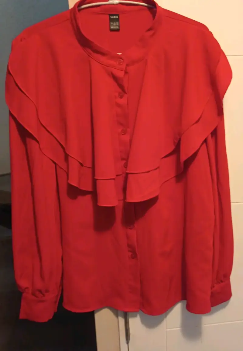 Blusa roja con volantes