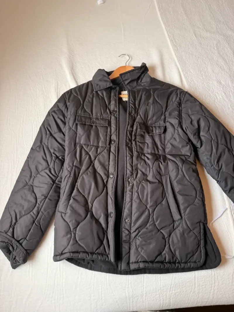 Chaqueta negra acolchada