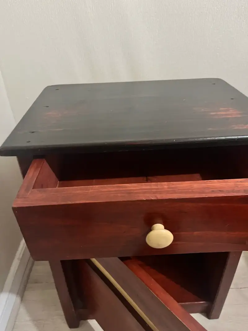 Mesa de noche de madera - 1
