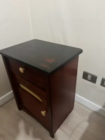 Mesa de noche de madera - miniatura 2