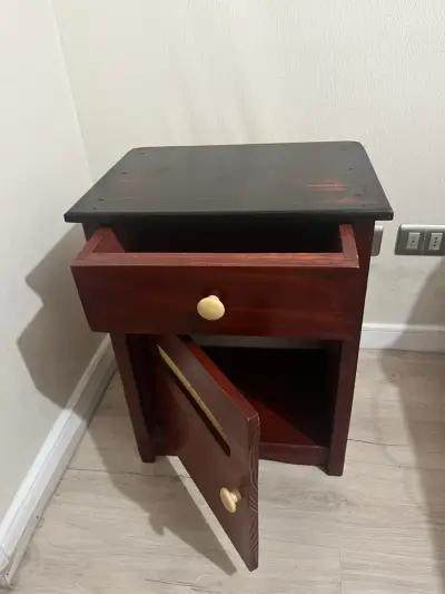 Mesa de noche de madera - miniatura 3