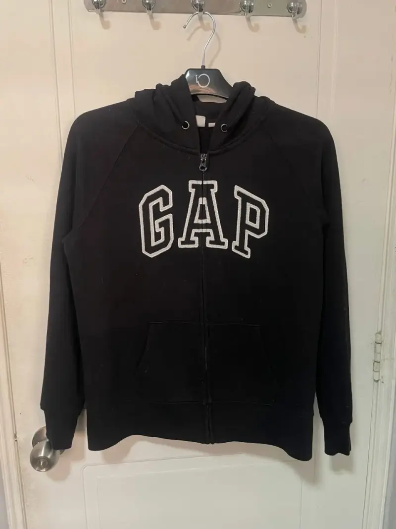Polerón negro GAP con capucha