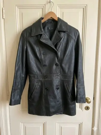Abrigo de cuero negro elegante - miniatura 1