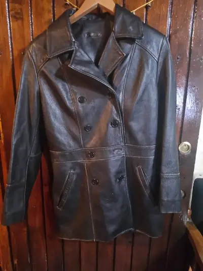 Abrigo de cuero negro elegante - miniatura 2