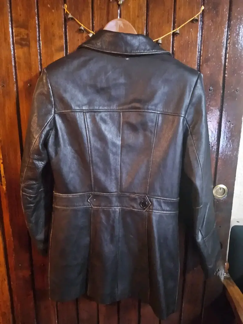 Abrigo de cuero negro elegante - 3